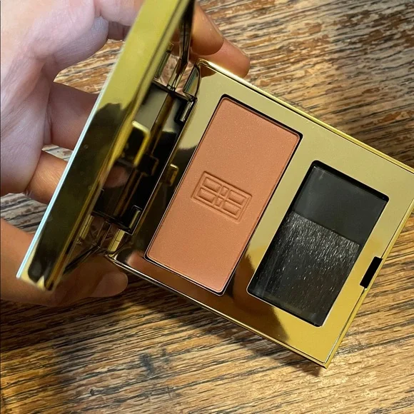 Elizabeth Arden Beautiful Color Blush in Soft Pink - Picture 3 of 6